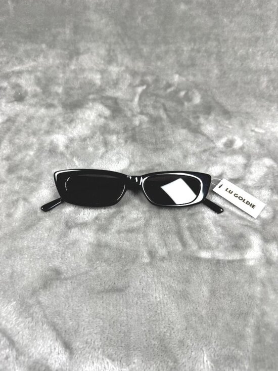Lu Goldie Taylor Lashae 03 Black Rectangle Sunglasses With UV400 Protection main image 5